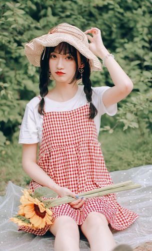 清新水灵美女性感红唇写真图片