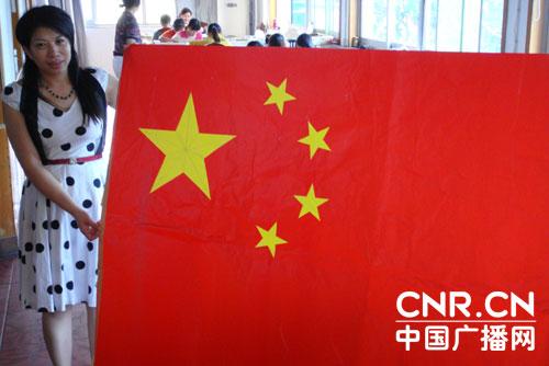 湖南赶制10万针巨幅湘绣五星红旗 献礼国庆--中国广播