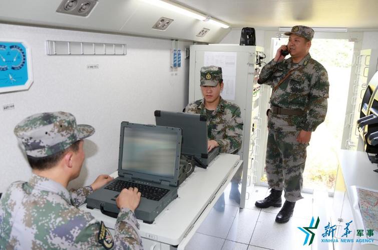 温立新组织指挥野外测图.