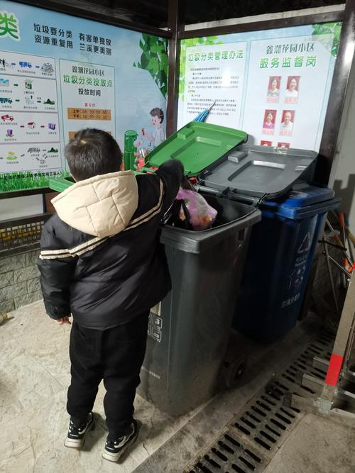 我丢垃圾时的背影