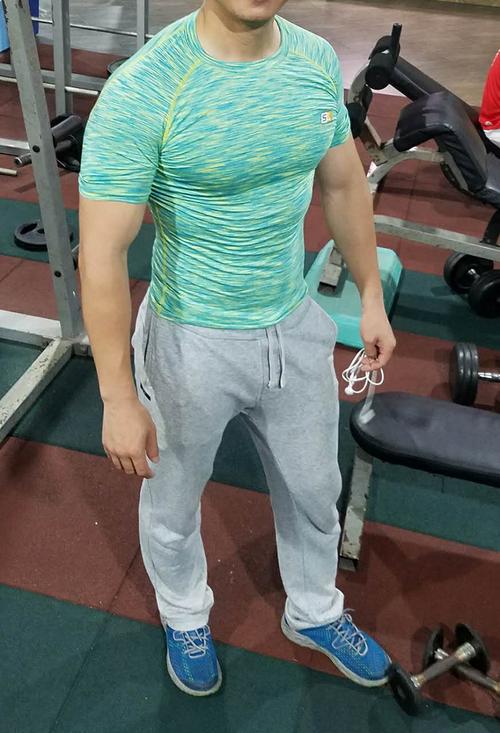 身高176cm,体重83kg,胸围110cm,衣服尺码m,稍短应该穿xl更合适