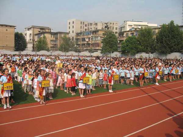 湖南省湘潭市岳塘区湘钢三校位于湘潭河东地区霞光西路,始建于1959年.