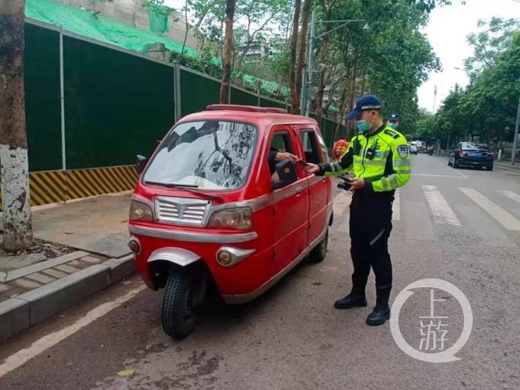 重庆 > 正文(二)快递业三轮车,由邮政管理部门统一核发快递专用标志.