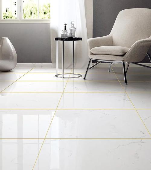 纯白色的瓷砖搭配金色的美缝会比较突兀,但白色石纹砖搭配金色美缝会