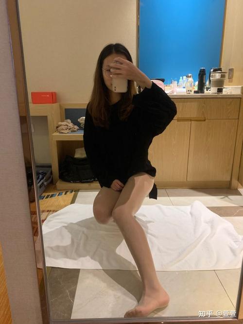 女生喜欢穿肉色丝袜还是黑丝袜