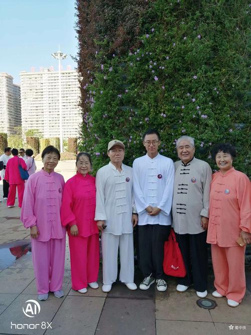海南东方〕扎西六位弟子火车站广场传太极