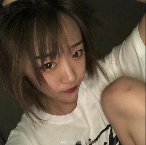 抖音网红代古拉k自拍cos绝地求生女角色小哥哥鼻血止不住