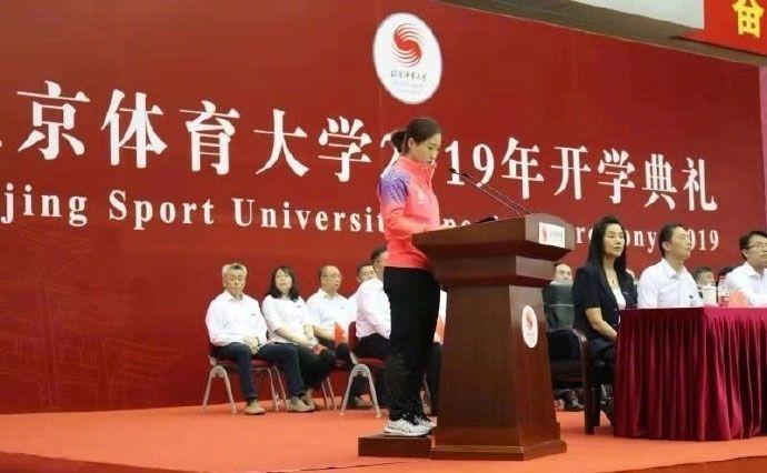原创刘诗雯北体研究生开学谁注意她是脚踩木板发言被同学包围合影