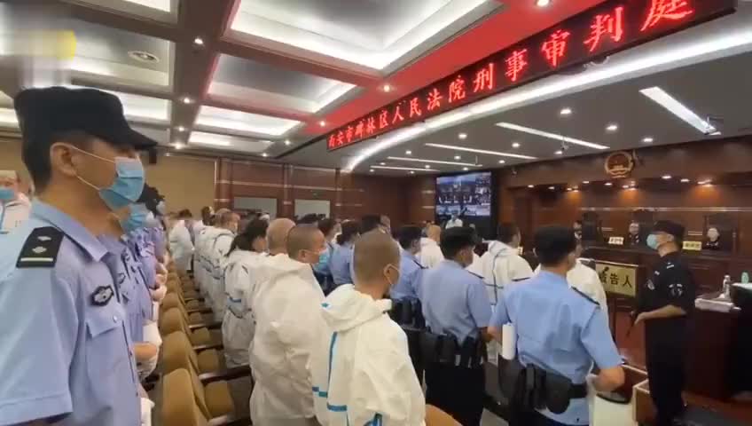 大理弥渡县人民法院刑事审判庭开庭审理被告人邓某勇