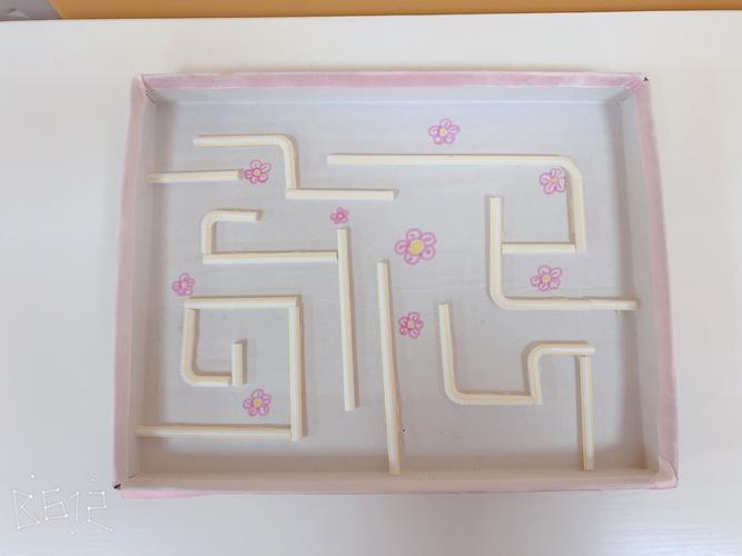 吸管也能变成我们小朋友喜欢的迷宫呢!