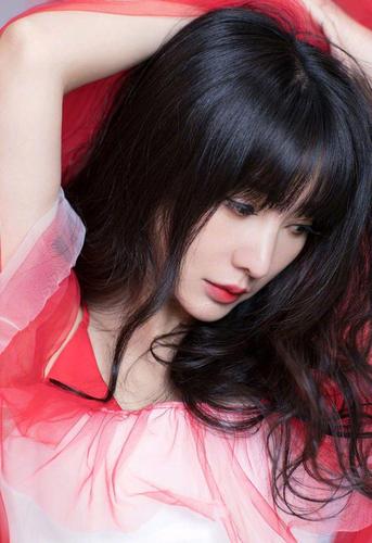 柳岩写真美图:美丽大方,性感迷人