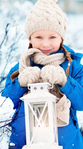 iphone 壁纸 微笑儿童女孩,外套,帽子,围巾,灯笼,雪,冬天