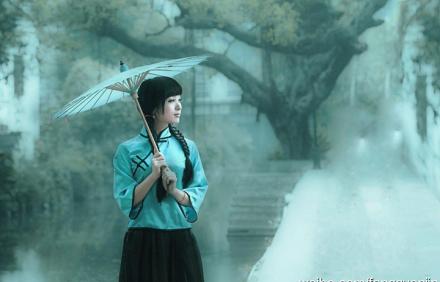 看见,一粒种子随雪飘下 此刻,种子在虚构一个又一个场景 去江南小巷吧