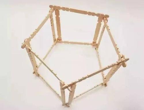 用雪糕棒将两个五边形支起来,作为灯笼的骨架.