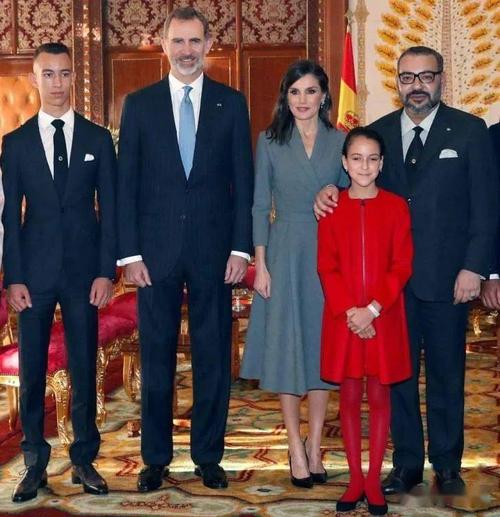 在摩洛哥,民众为表示敬意,会亲吻王室成员手背,然而穆莱·哈桑小王子