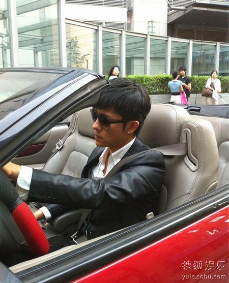 《守望天空》林申炫富 开着跑车四处"得瑟"