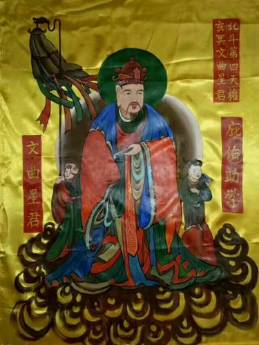 传说中的考神驾到,天上的文曲星君保佑学子们逢考必过,金榜题名.