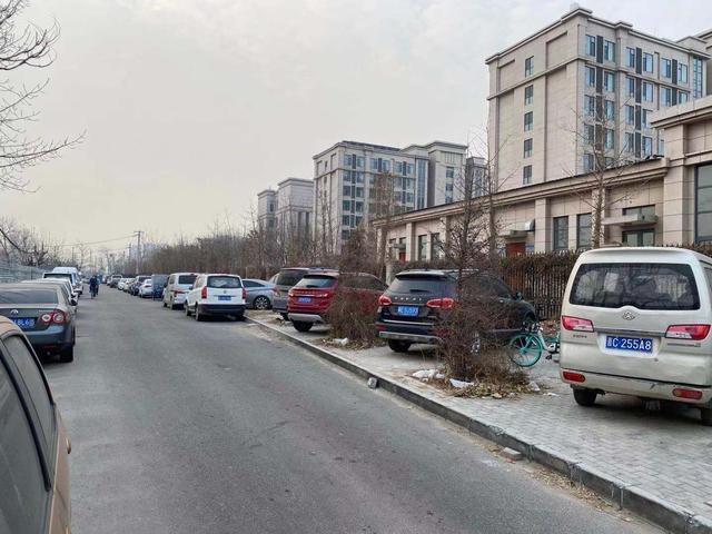 "说起村口的这条路,家住丰台区玉泉营街道新房子村的赵大爷可是有老大