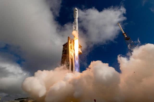 搭载x-37b太空飞机的阿特拉斯-5号火箭升空