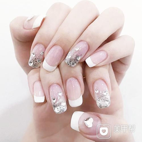 方圆形白色银色渐变钻法式美甲图片