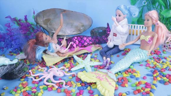 美人鱼妈妈要生小宝宝,芭比娃娃带礼物到海底世界看望好朋友