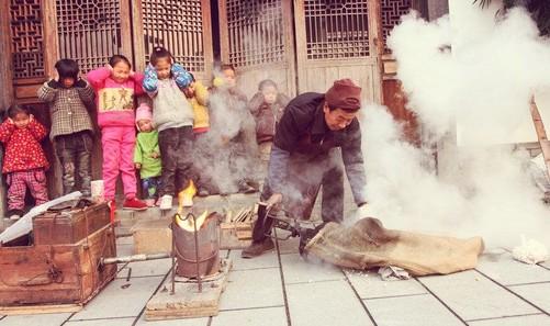 在我还梳着朝天辫的年代,最怕的就是这种老式爆米花机了
