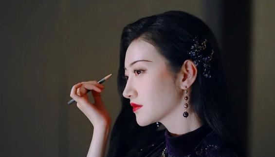 景甜《司藤》造型太美了吧,珍珠佩旗袍,宛如人间富贵花