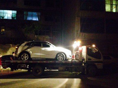 拖车上的小白 到了修理厂,卸车,保险公司出现场明天拆开定损