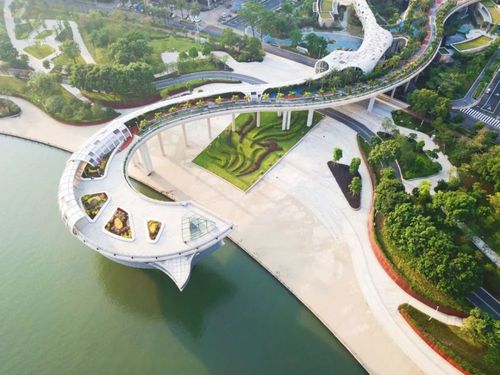 顺德金凤凰广场是 国内首个以凤凰为主题的架空慢行系统绿草地公园.