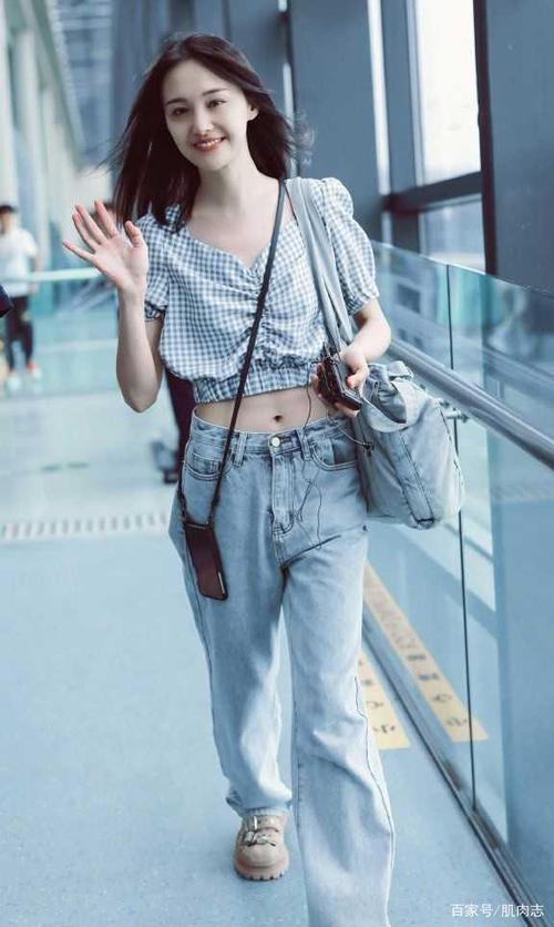 有种身材叫郑爽,美背美肩大长腿,两个动作教你练,媲美