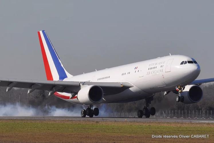 法国总统为何选这款飞机做专机?原因很心酸,那中国专机长什么样?