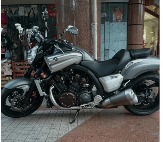 30万买辆摩托车,雅马哈大魔鬼开箱啦,帅到窒息的直线