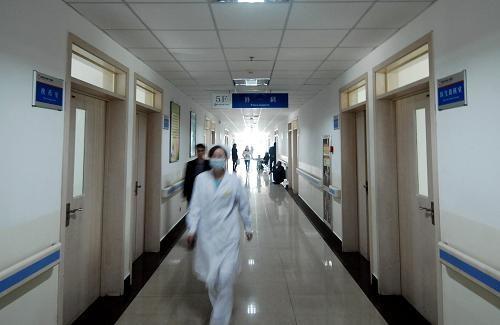 这是9月13日拍摄的大通县人民医院的外科住院部一角.