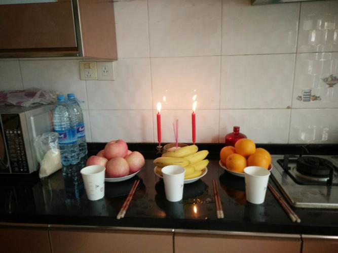 搬进新居先敬灶神.香炉,红烛,供果,黄酒,够虔诚吧!