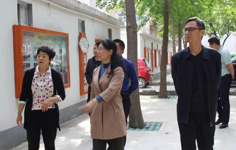 区委常委宣传部长于亦恩,街道党工委书记周强陪同