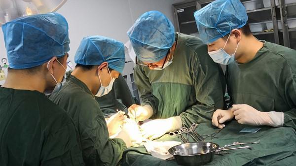 生物补片技术"丰富临床经验的金道理教授,与会现场更以"手术现场直播"