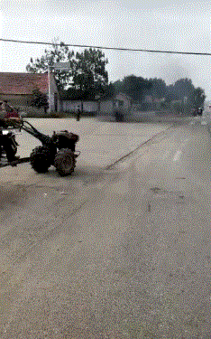 ▼  拖拉机:别管我让我嗨一会!