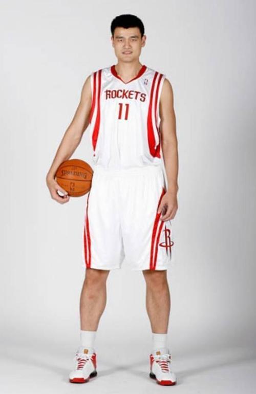 姚明 大家都知道,此前的篮球明星姚明,如今的CBA公司董事长,他的身高