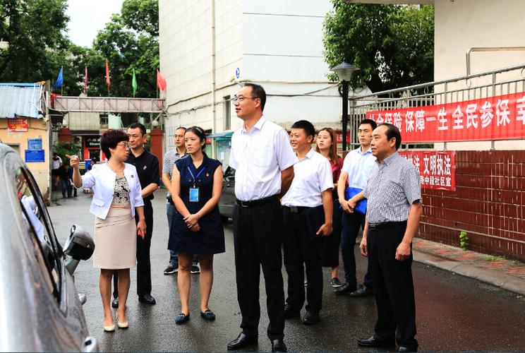 夏凤俭督查临园路中段社区文明城市建设工作