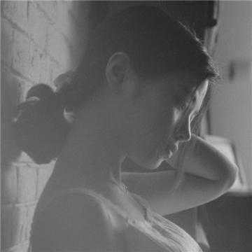 2019女生伤感头像黑白孤独的你 不喜烟酒却也偏爱孤独