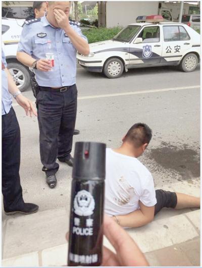 眼里被喷进辣椒水 民警忍痛把偷车贼摁倒