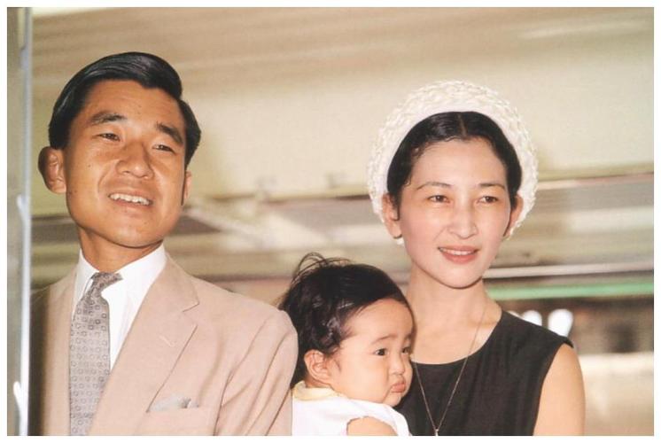 眯眯眼的良子皇后基因太强:后三代都遗传,美智子雅子再美都没用