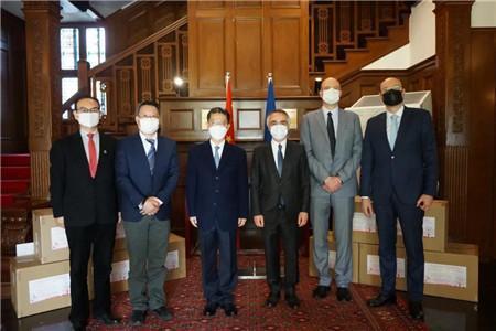 周汉民赴法国驻上海总领事馆官邸捐赠防疫物品