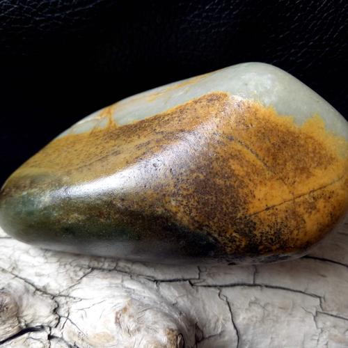 新疆和田山流水籽料原石 油润脂份好于田山流水白玉青