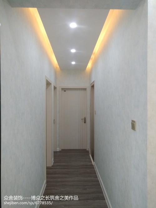 走道造型反光吊顶,是业主很喜欢的设计为单一的走道增添了暖色灯带,让