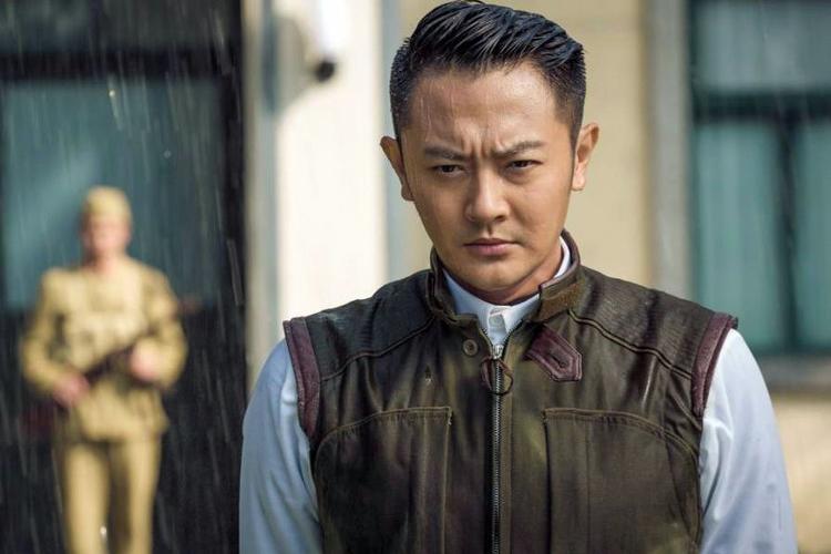 2012年,印小天在拍摄电视剧《枪林弹雨》期间,被搭档的女演员边潇潇