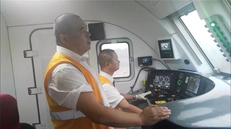 张兵,王丽军机班牵引71505次万吨列车,从瓦日线长子南站出发,开向台前