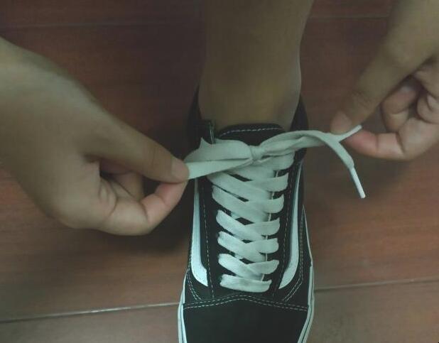 2秒快速系鞋带方法