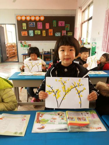 学前班周五手工课水粉吹画《迎春花》