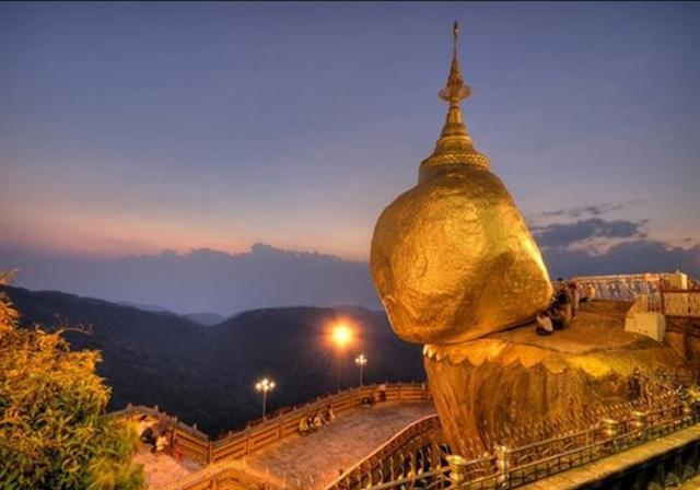 缅甸最"歧视"女性的景点,全身贴满7千公斤金箔,却屹立